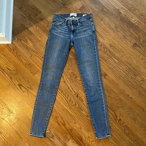 Frame le skinny de Jeanne denim. Good condition. Size 26.